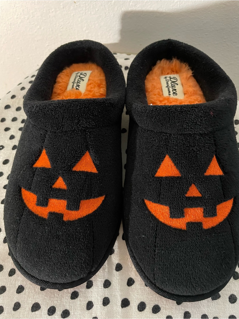dearfoams Black and Orange Pumpkin Face Slip-On Slippers